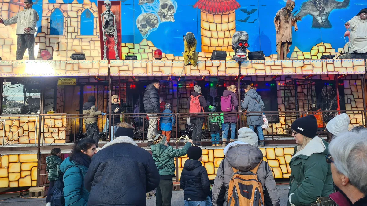 Man sieht die Geisterbahn vom Uster Màrt.